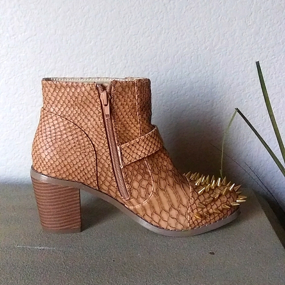 NWOB Liliana Steampunk Faux Snake Gold Spike Zip Ankle Boots. 7.5M - Picture 3 of 10